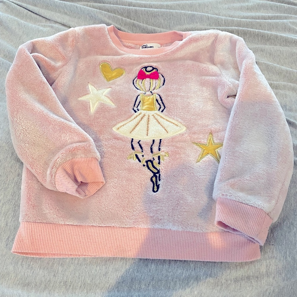Girls size 5 fuzzy sweatshirt- great condition not worn that much